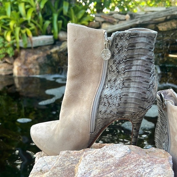 Donald J. Pliner, Stunning Lisa Chaneli Women Suede Ankle Boots,Size 8.5 - Picture 6 of 9